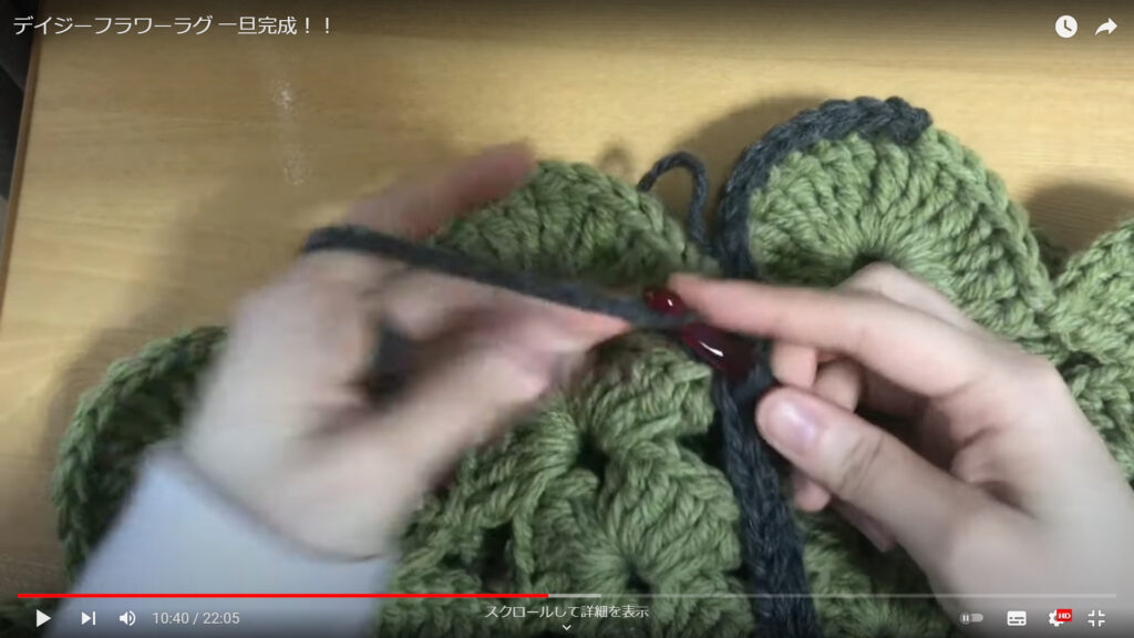 花びらの縁を編みながら、編み物に対する想いを話しています。