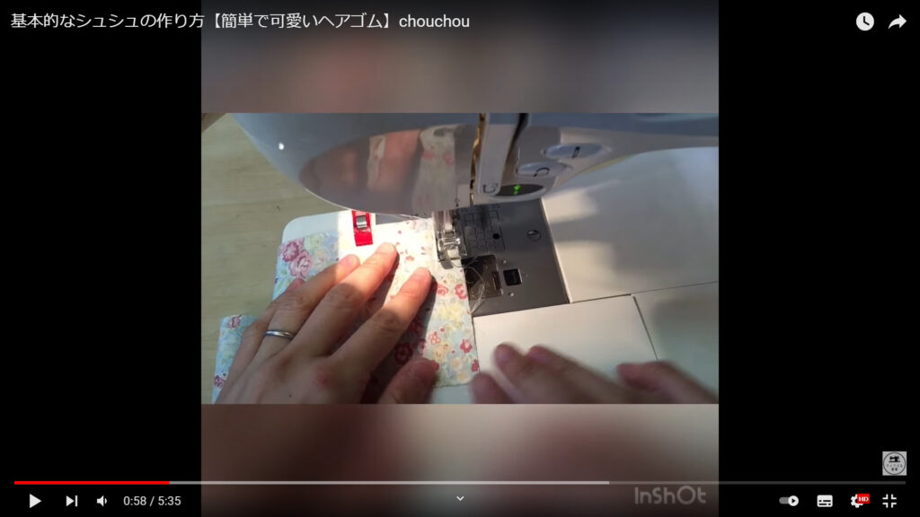 基本のシュシュの作り方で、
布を輪に縫い合わせる作業を解説している動画で、ミシンで布を縫っている様子。