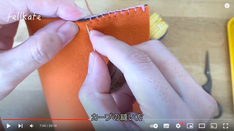 ブランケットステッチの縫い方の説明で、ある程度縫い進めた様子について説明しています。