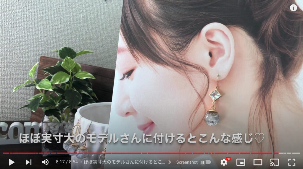 完成したハーバリウムピアスを実寸大の女性モデルの耳に付け、サイズ感を見せている写真。
