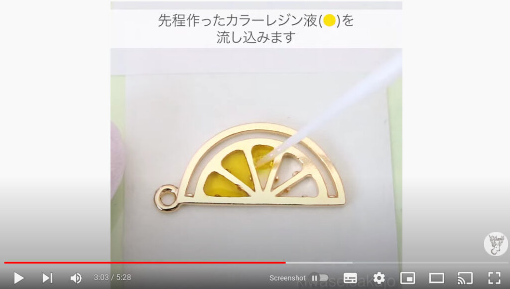 半月切りのレモンモチーフに、黄色のレジンを流している写真。