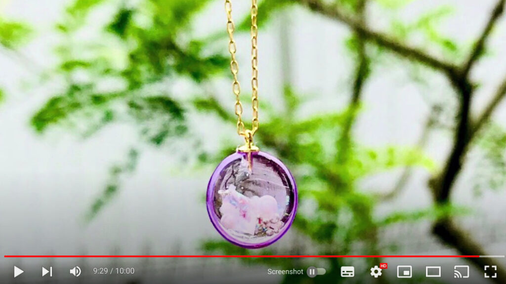 完成した、紫色のレジンパーツを使ったネックレスの写真。