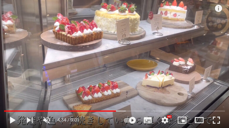 店のウィンドウに7種類のケーキが並んでいる。その中の6つはイチゴを使ったケーキの様だ。残り1種類はチーズケーキ。