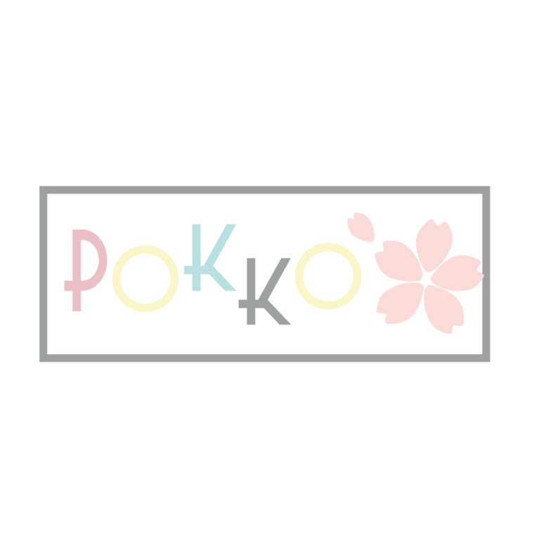 POKKOというお店のロゴです。POKKOと書かれたあとに、桜のマークがあります。