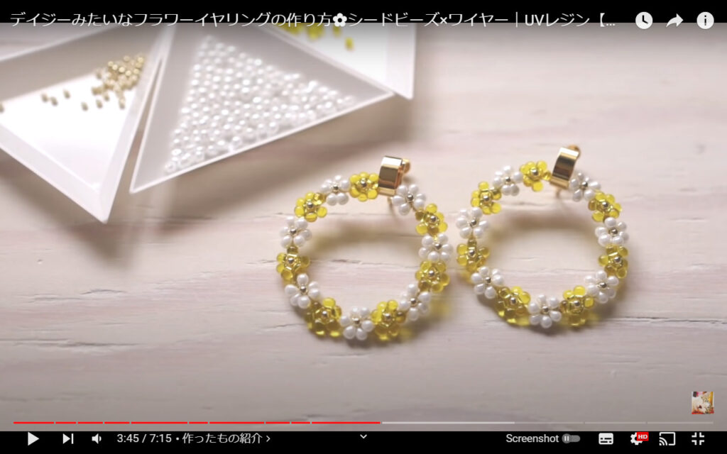 動画で紹介しているイヤリングのうちの1パターンの写真です。黄色と白色の小花が交互に並んでいて、ぷっくりとしたビーズが可愛いですよ。