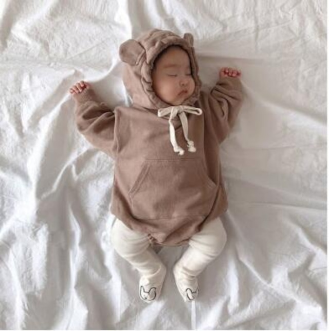 赤ちゃんかフードに耳がついた可愛いお洋服を着て寝ている様子
