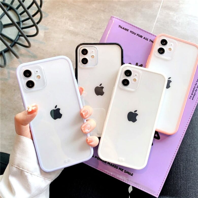 シンプルなカバーを取り付けたiPhoneが4つ、並んでいる画像。右からピンク、薄ピンク、黒、白というカラーバリエーションがある。ケースは背面がクリアになっており、本体周囲をカラー部分が覆っているイメージ。