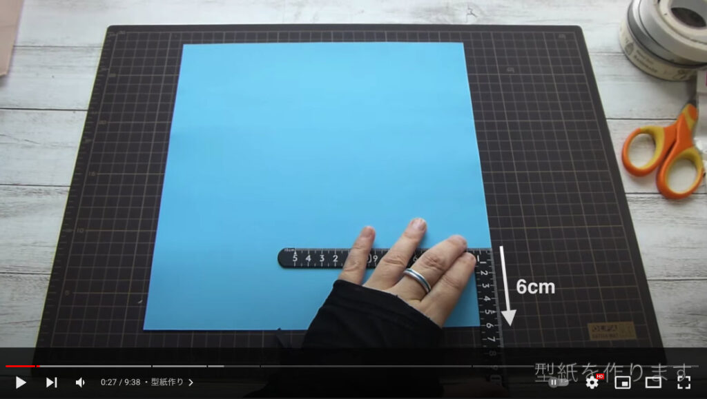 Koimiさんは、青い画用紙で型紙を作っています。