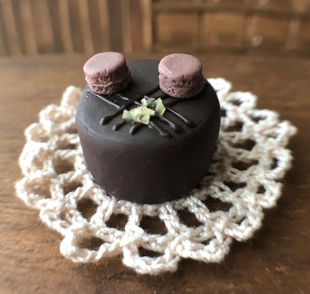 ココアスポンジにチョコレートをトッピングしたケーキをイメージして制作したミニチュアスイーツの画像です。