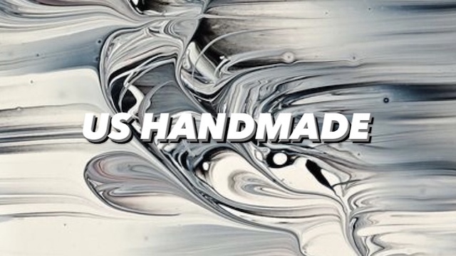 抽象的なデザインの背景に「US HANDMADE」の文字が載っている画像です。