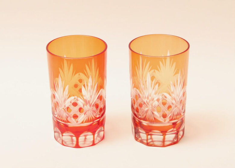 切子グラスの写真。二つのグラスが横に並んでいる様子。