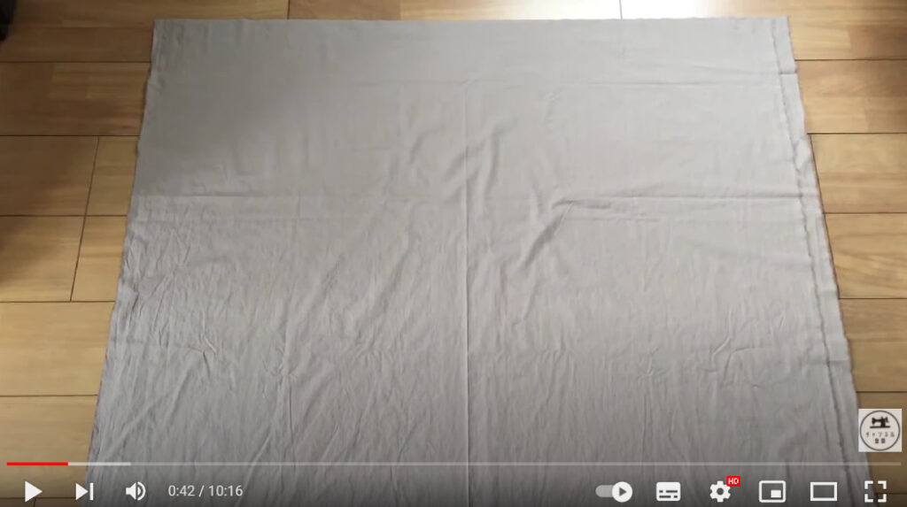 スカートを作るために使う布を床に広げている様子。