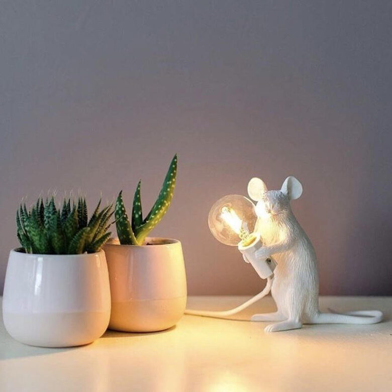 「mouse lamp」という商品の写真。電球を持ったネズミがこちらを向いている様子。