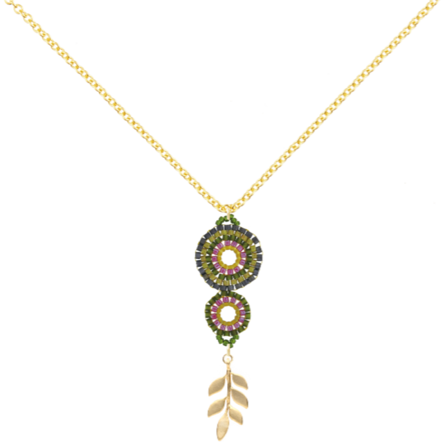 ゴールドのチェーンに円形に編んだグリーンのビーズモチーフとリーフ型のメタルチャームを連ねたネックレスの画像です。