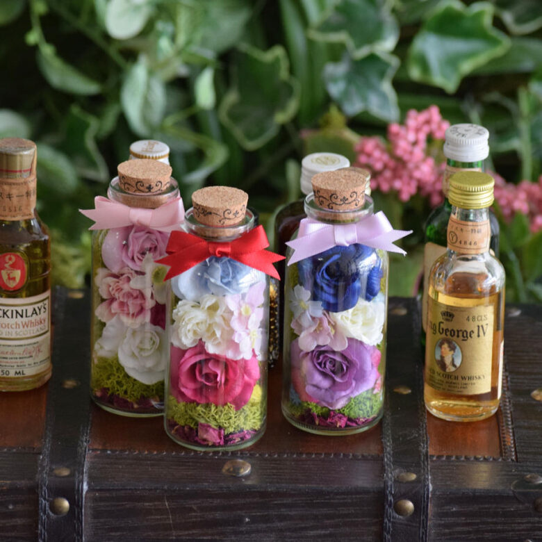 「cocorohana milk」という商品の写真。ボトル瓶の中にお花が入っている商品が三本並んでいる。