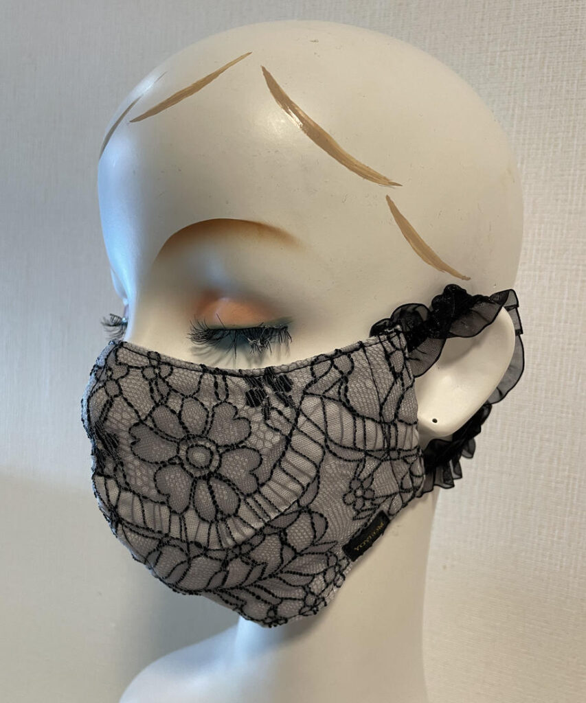 「S-line グレーモード02」という商品の写真。女性のマネキンがマスクを付けている様子。