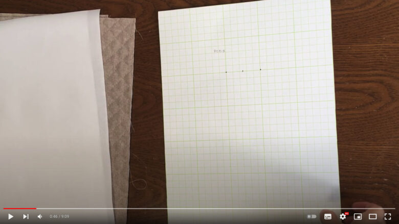 型紙は方眼用紙で作られていて、PCケースと書いてあります。タグをつける位置は、上辺から10マス分です。左右の辺から各10マス分と、その間の合計3箇所に印用の穴が開いています。