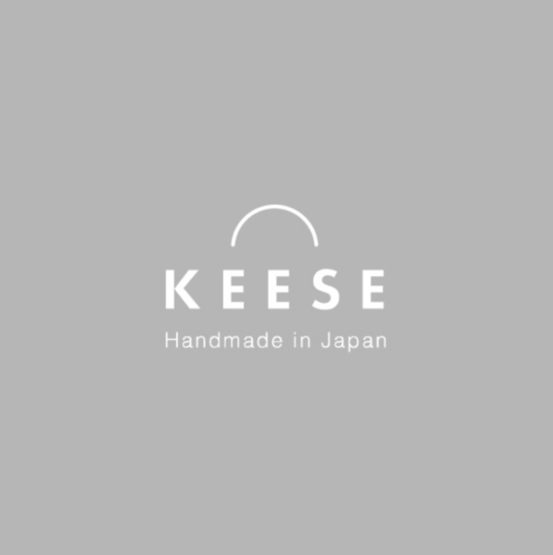刄田来生さんが運営するネットショップ「KEESE」のトップ画像です。グレーバックに白字でロゴが入っています。