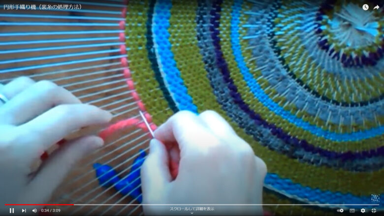 円形手織り機で織る様子が写っています