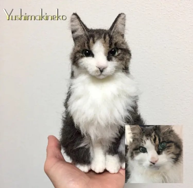 羊毛フェルトで本物そっくりに作られた手のひらサイズの猫の画像
