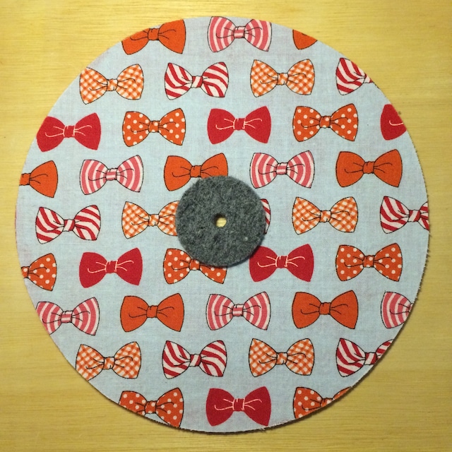 赤を基調とした蝶ネクタイの絵が全面に描かれている7インチ用のスリップマット
