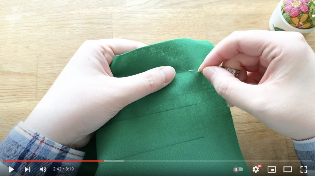 なみ縫いの方法も字幕で丁寧に解説しています。緑の布に白い糸で縫っているので分かりやすいですね。