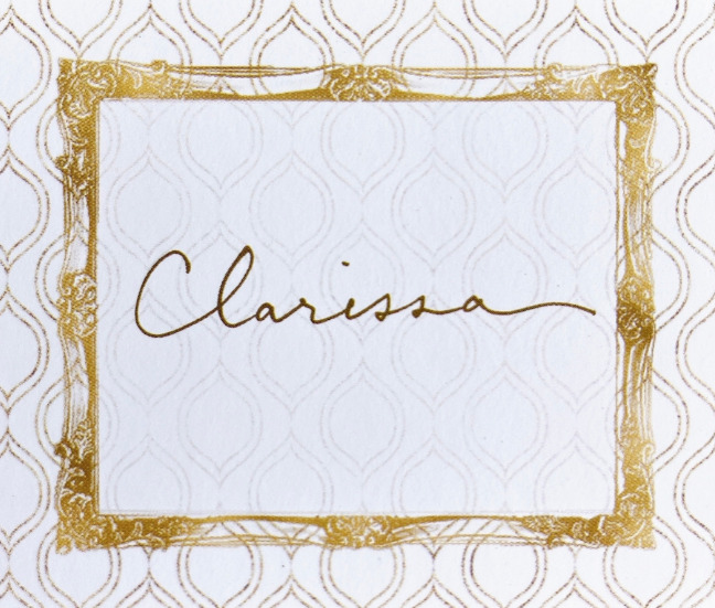 clarissaのTOP画像。白を基調にした葉っぱ模様のような背景の真ん中に筆記体でclarissaと書かれている
