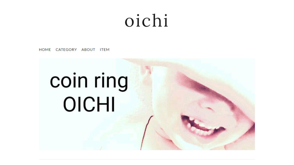 画像は作家さんが運営するサイトのトップページです。
サイト名「oichi」のロゴの下に目を隠した子供の顔のトップ画像が貼られています。