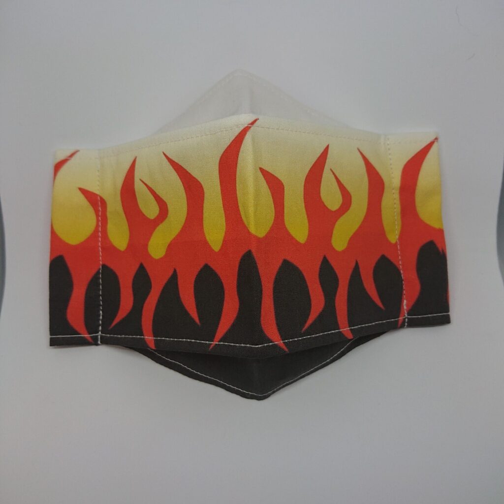 炎のマスク。全体に黒と赤と黄色で炎を表現してる。