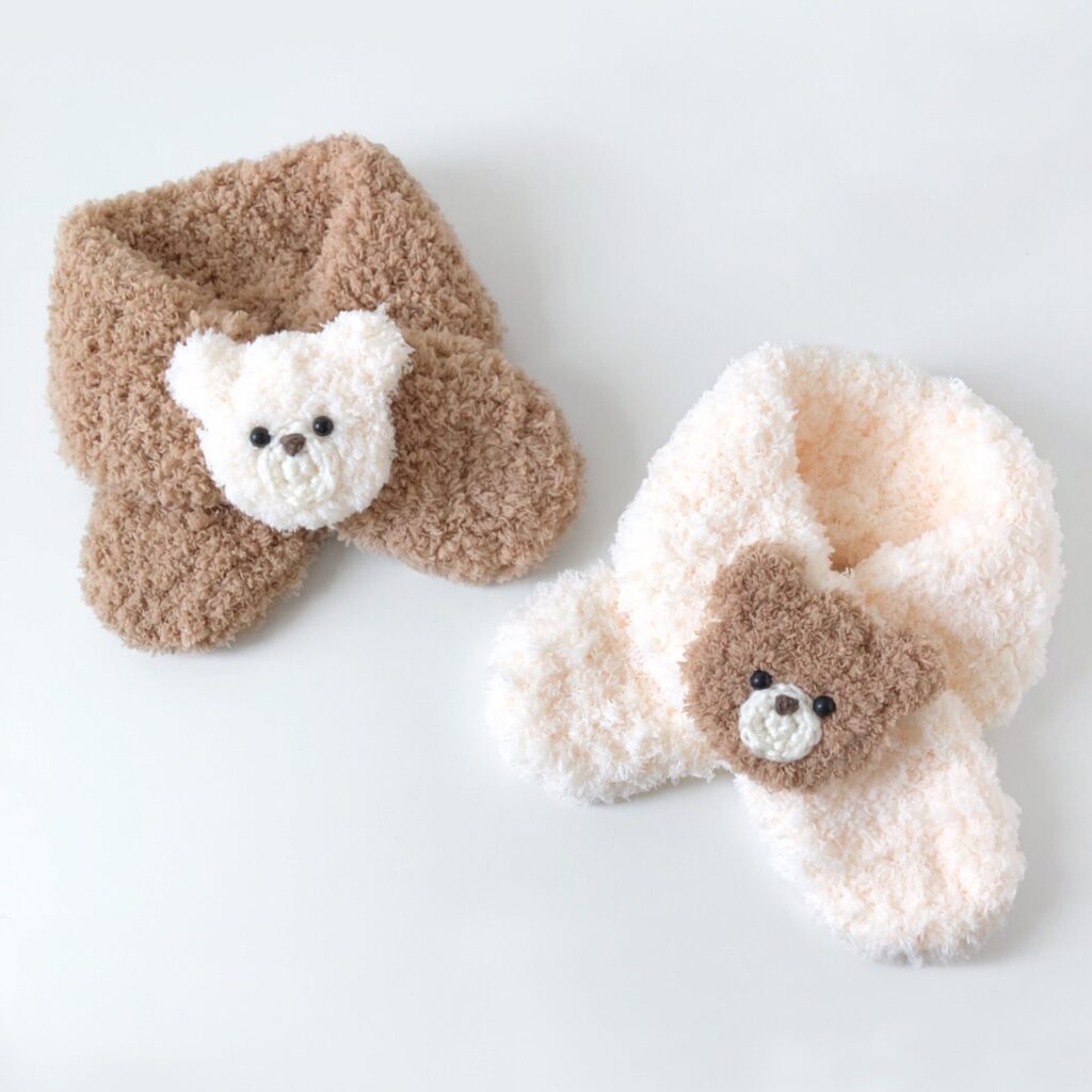 もこもこの毛糸で作ったクマのマフラー。左がブラウン、右がホワイトのマフラー。