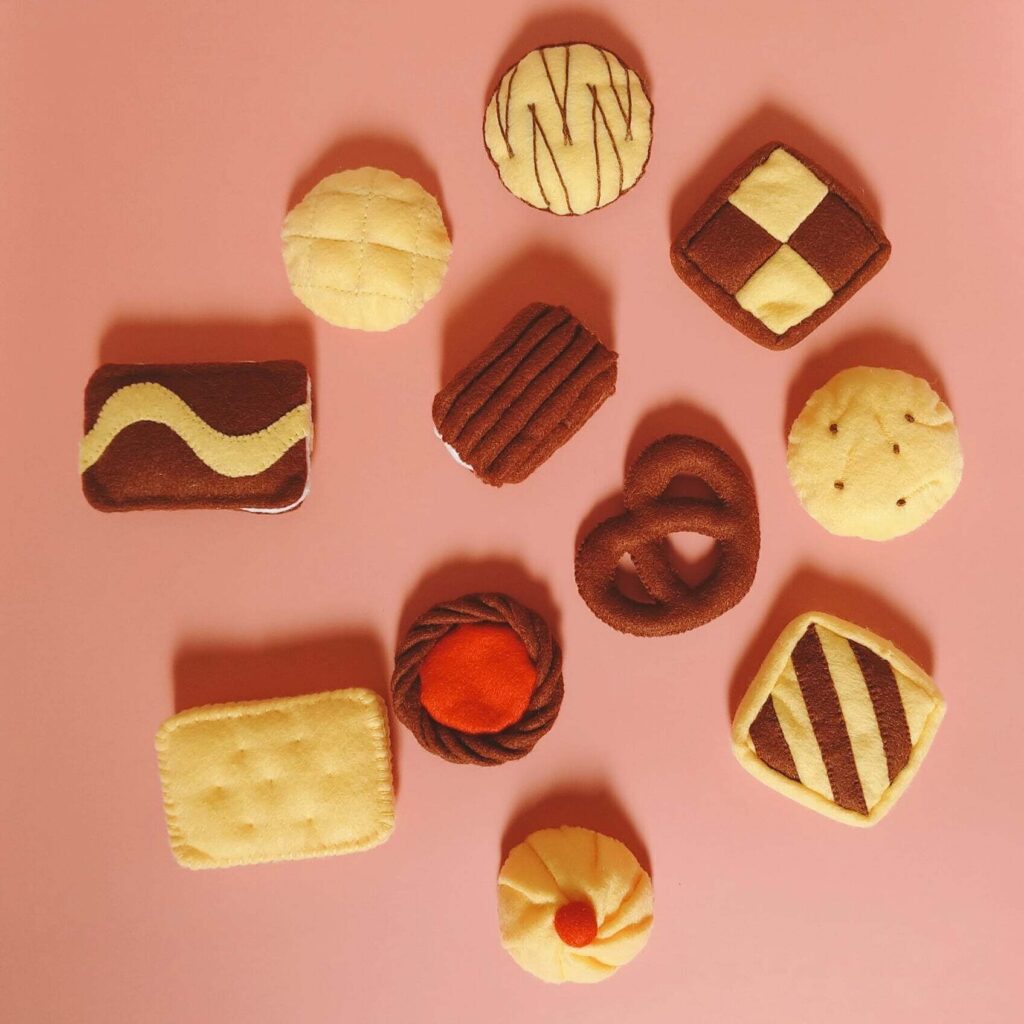 クッキーの形をしたフェルト製のままごとグッズが並べられている画像