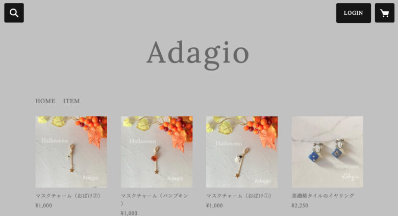Adagioのロゴが入ったトップページは、ハロウィンに合わせた季節展開のマスクチャームがメインに並んでいます。
