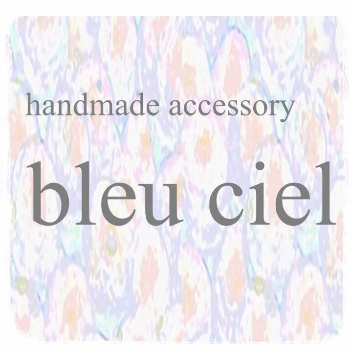 後藤麻菜美さんが運営しているお店のトップ画像。「handmade accessory bleu ciel」と書かれている。