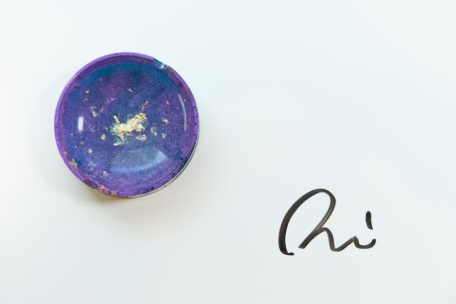 レジン灰皿「紫龍」という商品の作品。灰皿は上から撮影されており、向かって右下にRuiと書かれている様子。