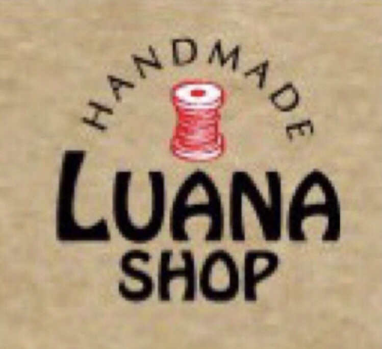 松村満理子さんが運営しているお店のロゴマーク。「HANDMADE LUANA SHOP」と書かれている。