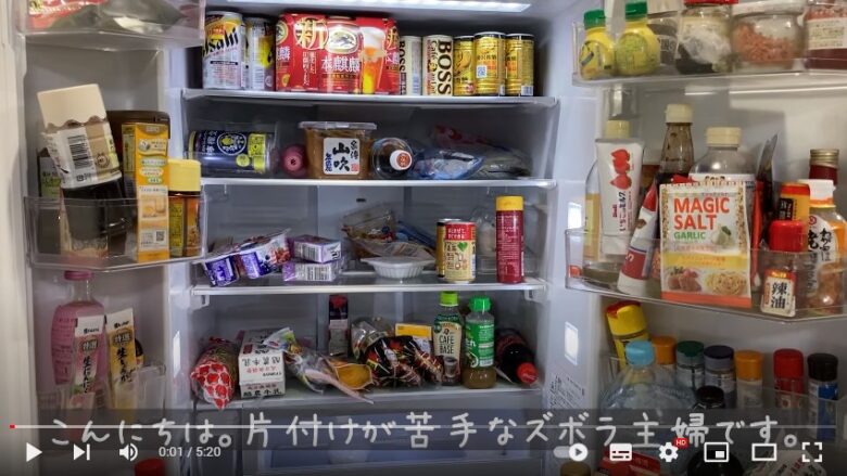 冷蔵庫の上の観音開きの扉を開けて、いろいろな食材が所せましと沢山詰まっている様子。