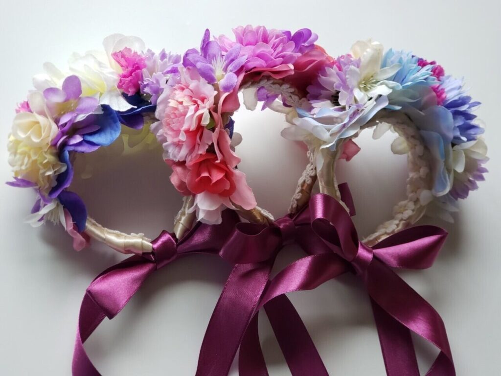 紫色のリボンと花びらがついたヘッドドレスが3つ鍋られている画像