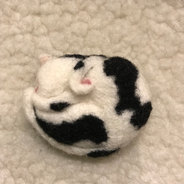 白と黒の猫が丸まって寝ている姿のブローチの画像