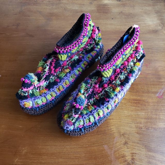 ショッキングピンクやネイビー、パープルなどの毛糸で編まれた靴の画像。