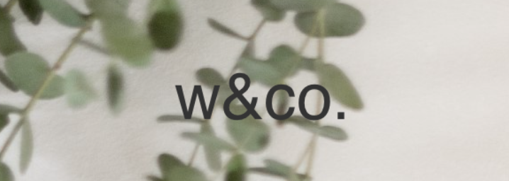 若本裕美さんのショップW&Co.のトップが画像、木の枝の写真の前にロゴが配置されている