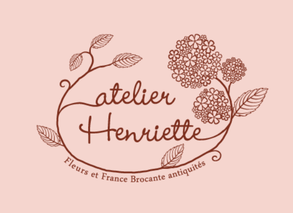 五十嵐愛さんのショップatelier Henrietteのトップ画像、ピンクの背景にショップ名とアジサイの絵が描かれている