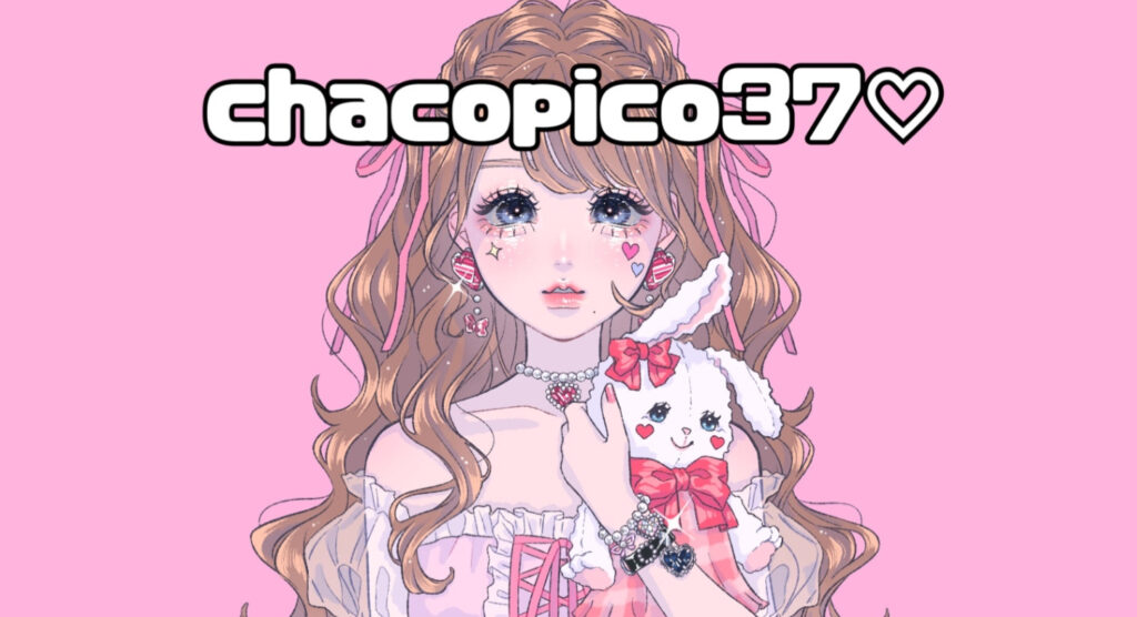 藤谷実奈さんのショップchacopico37のトップ画像、ピンクの背景にウサギのぬいぐるみを抱いた女の子の絵が描かれている。その上にショップ名が書かれている。