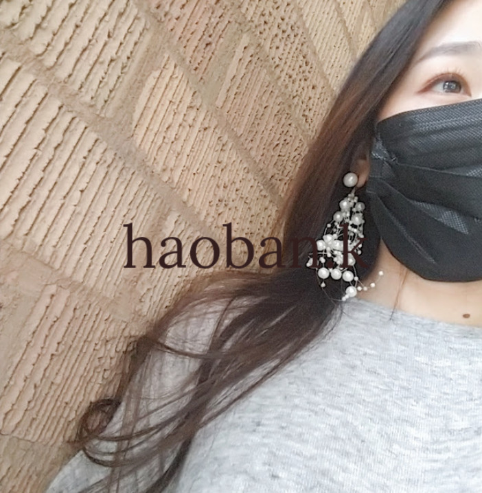 関谷かなえさんのショップhaoban.kのトップ画像。パールのピアス、黒マスクをした女性が写っている写真に、ショップ名が書かれている。
