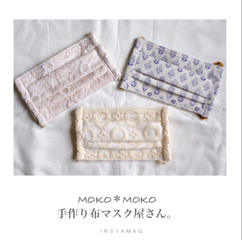 村上知子さんのショップmoko＊mokoのトップ画像、白い布の上にピンク、オレンジ、ブルーデザインのマスクカバーが置かれている。その下にショップ名が書かれている。