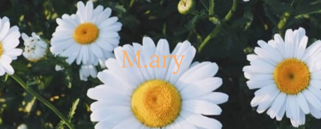 千田有紗さんのショップM.aryのトップ画像、マリーゴールドの花の写真にショップ名がか書かれている
