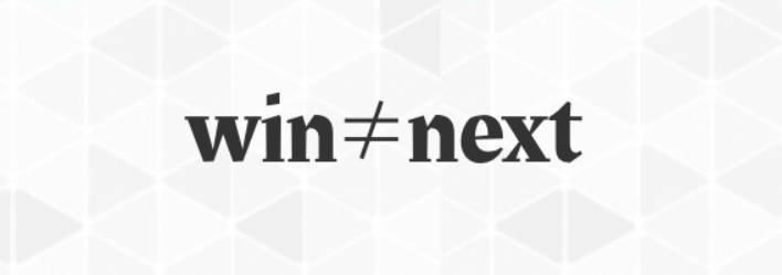 大塚智也さんのショップwin≠nextのトップ画像、三角デザインの背景の上にショップロゴが書かれている