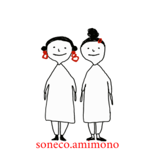佐藤有里子さんのショップsoneco.amimonoのトップ画像、白の背景に赤いアクセサリーを着けた女の子の絵が描かれている。その下に赤字でショップ名が書かれている。