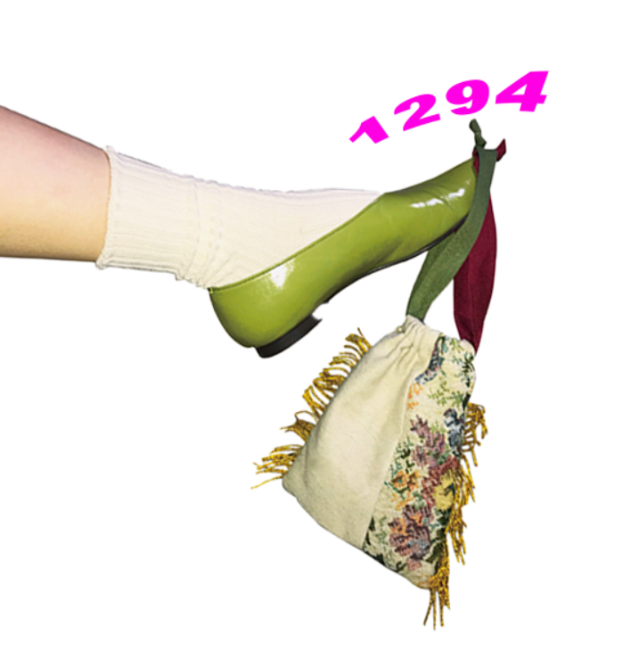 堀口菜月さんのショップ1294のトップ画像、緑のパンプスを履いた足先に、バッグがかけられており、その上にショップ名が書かれている