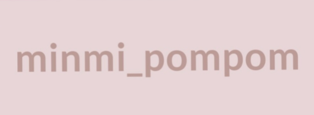 飯島ミナコさんのショップminmi_pompomのトップ画像、ピンクの背景にショップ名が書かれている
