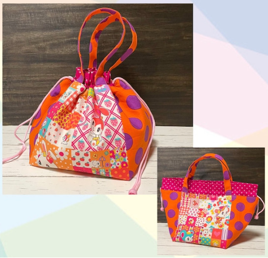 オレンジと紫を基調にした生地、レトロなウサギのデザインが描かれている生地を縫い合わせられた巾着バッグ